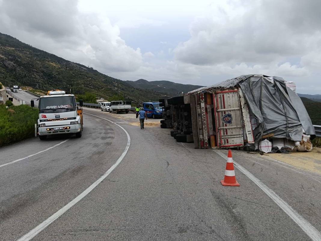 Konya-Antalya yolunda TIR devrildi! 1